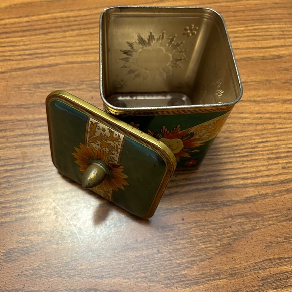 Antique metal can with yellow flowers on all four sides, metal handle knob. - Picture 4 of 6